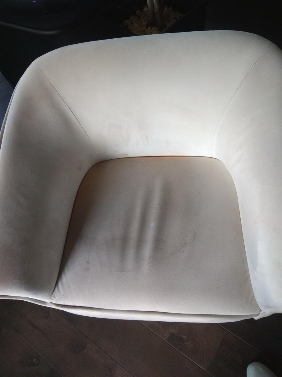 Хімчистка м'яких меблів - біле крісло | клінінгова компанія Олена (м. Чернівці) Before